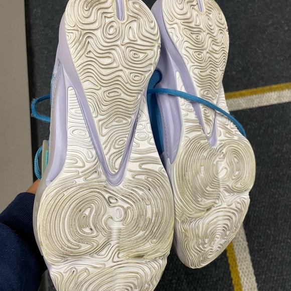 nike basketball shoes - Picture 3 of 4